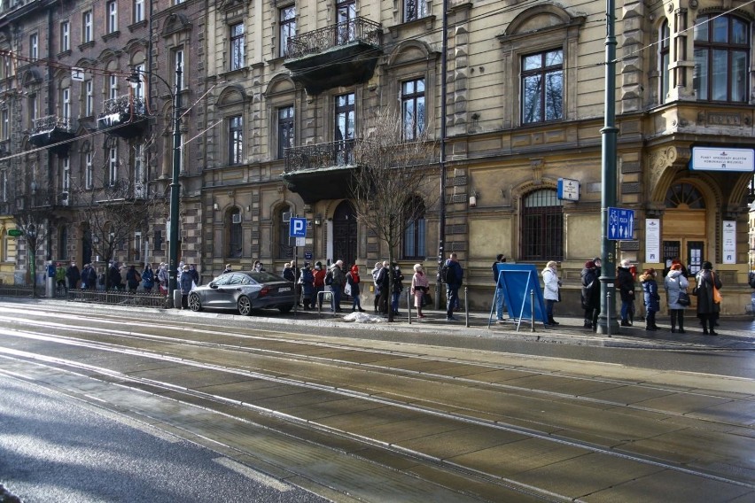 Kraków. Mieszkańcy mają już dość stania w kolejkach po bilety. Co na to MPK? [ZDJĘCIA]