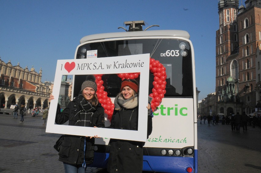 Kraków. Walentynkowy autobus na Rynku Głównym [ZDJĘCIA]