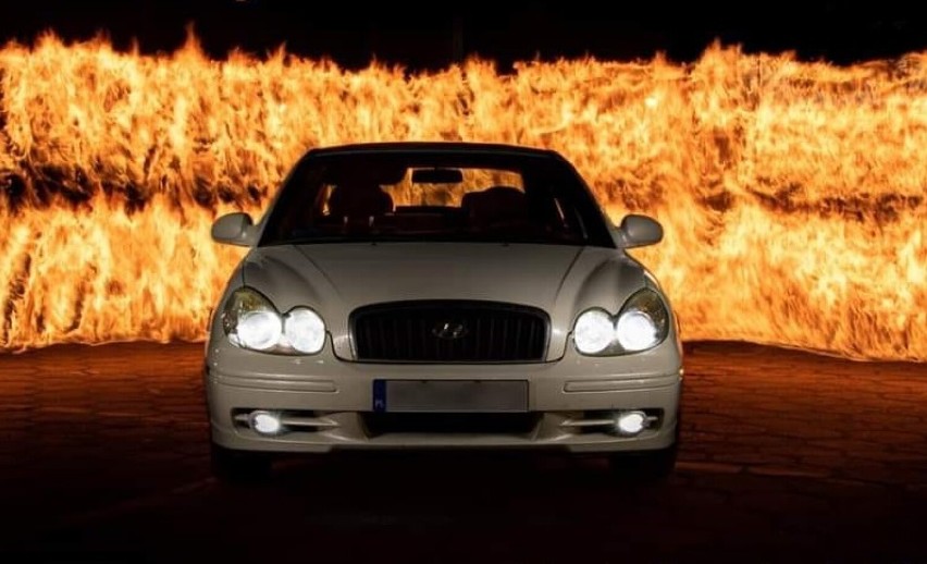 Samochód w płomieniach. Ustawieni foto-amatorzy chcą igrać z ogniem