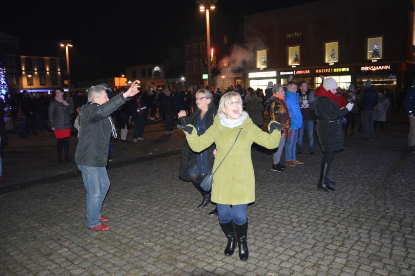 Lęborczanie powitali Nowy Rok szampańską zabawą na placu Pokoju