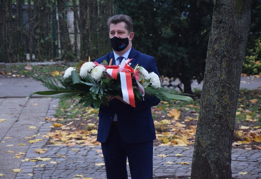 Malbork. Kwiaty na Święto Niepodległości 2020 [ZDJĘCIA]. Symboliczna uroczystość na Skwerze Żołnierzy Wyklętych