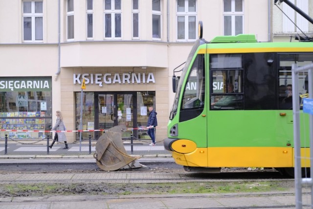 Trwa przebudowa kolejnego etapu ul. Św. Marcin, która rozpoczęła się 6 listopada. Tym razem chodzi o odcinek między Gwarną a mostem Uniwersyteckim. W związku z przebudową od 15 listopada zmienią się trasy tramwajów oraz wyłączone z ruchu będą przylegające do torowiska fragmenty jezdni.