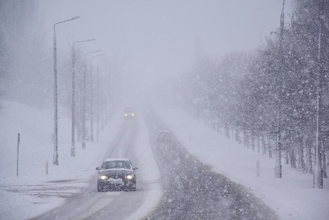 Śnieżna pokrywa przykryła cały Kwidzyn - widoczność na ulicach chwilami była bardzo ograniczona