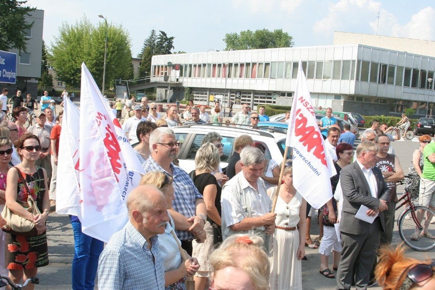 Puławy: Solidarność pikietowała przeciwko sprzedaży Azotów (ZDJĘCIA)