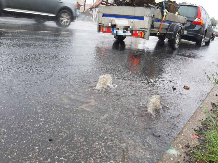 Rzęsisty deszcz nad Szczecinkiem. Są problemy [zdjęcia]