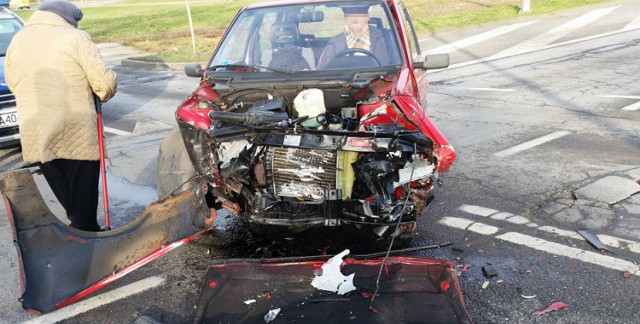 Do zdarzenia doszło we wtorek, 9 stycznia, na rondzie Gdańskim w Gorzowie. Kierującym bmw wymusił pierwszeństwo i wjechał pod fiata uno. Doszło do bardzo mocnego zderzenia. Kierujący i pasażerka fiata trafili do szpitala.

Kierujący bmw jechał ul. Górczyńską. 44-latek wjechał na rondo Gdańskie wymuszając pierwszeństwo na kierującym fiatem. Siła zderzenia była duża. Z przodu fiata uno nic nie zostało. – 77-letni kierowca i 73-letnia pasażerka fiata zostali przewiezieni do szpitala na badania – mówi nadkom. Marek Waraksa, naczelnik gorzowskiej drogówki. Na szczęście nic poważnego im się nie stało.

Kierujący bmw został ukarany mandatem w wysokości 500 zł. Dostał również 6 punktów karnych za spowodowanie kolizji. – To miejsce, w którym często dochodzi do zdarzeń drogowych. Kierowcy muszą pamiętać, że to jest rondo i obserwować drogę oraz zwracać uwagę na znaki – mówi nadkom. Waraksa.  



Dwie kobiety zostały potrącone na przejściu dla pieszych w Boleminie koło Gorzowa.

