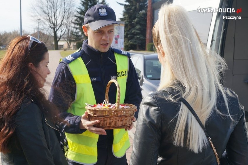 Policjanci z Pszczyny rozdawali paniom cukierki i lizaki ZDJĘCIA