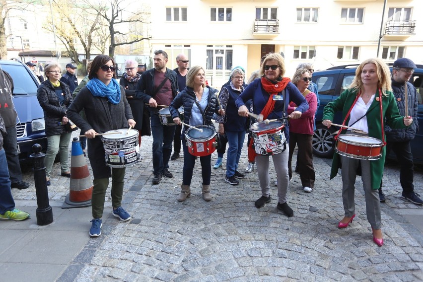 Protest nauczycieli w Warszawie. Manifestacja pod Ministerstwem Edukacji. Mieszkańcy stolicy wspierają nauczycieli