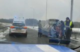 Oświadczyny podczas kontroli drogowej na Mazowszu. Kierowca zaskoczył wybrankę i policjantów. Niezwykłą chwilę uwieczniono na nagraniu