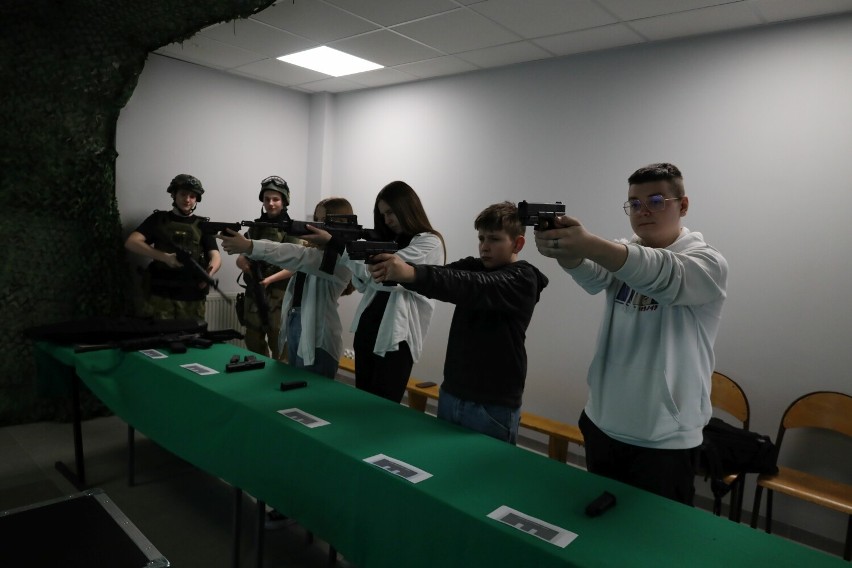 Młodzież na zajęciach ze strzelectwa