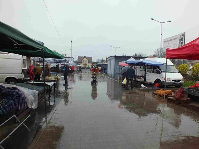 Puste targowisko w Starachowicach w sobotę 5 listopada. Deszcz skutecznie wygonił klientów, między innymi do centrum handlowego Galardia. Zobaczcie na kolejnych zdjęciach.