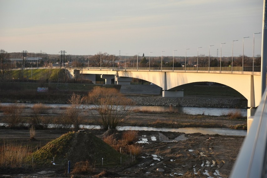 W piątek otwarto nowy most na Dunajcu pod Tarnowem. Z...