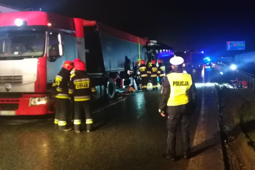 Na autostradzie pod Toruniem autobus wjechał w stojące ciężarówki. Jedna osoba zginęła, sześć zostało rannych [zdjęcia, wideo]