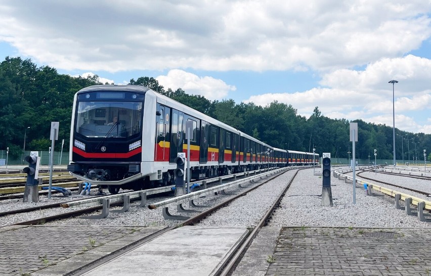Nowe pociągi warszawskiego metra z kompletem pozwoleń. Skoda "Varsovia" może zabrać pasażerów. Wiemy kiedy wyjedzie na trasę