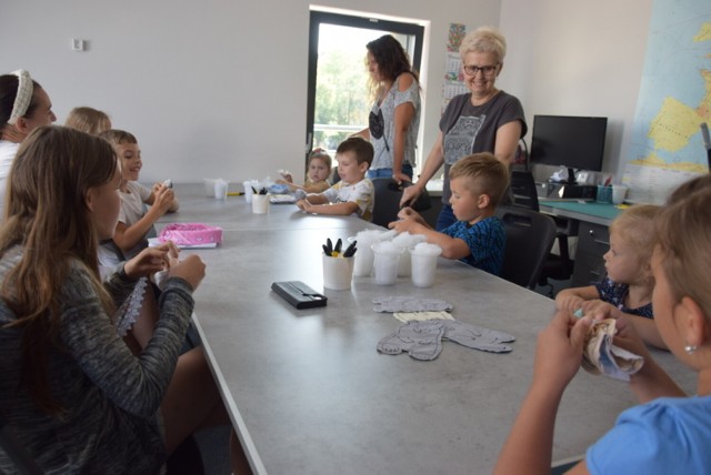 Dzieci podczas wakacyjnych zajęć w Regionalnym Centrum Edukacji o Pamięci w Tarnowie m.in. wykonują własnoręcznie maskotki misia Wojtka