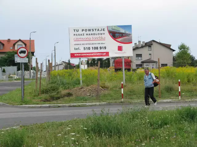 O budowie Czerwonej Torebki przy ul. Fińskiej w Tarnowskich Górach informuje szyld reklamowy