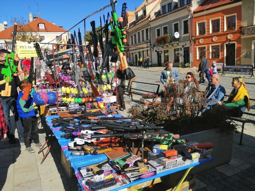 Sandomierski Rynek przypomina ogromny stragan z zabawkami