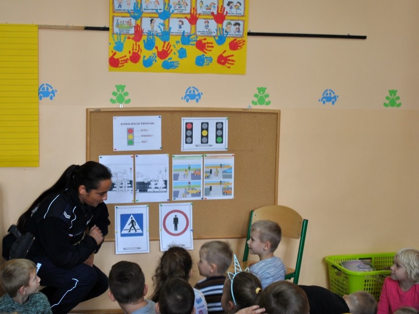 Policjanci z wizytą u przedszkolaków w Krzywosądzy, Skibinie i Radziejowie [zdjęcia]