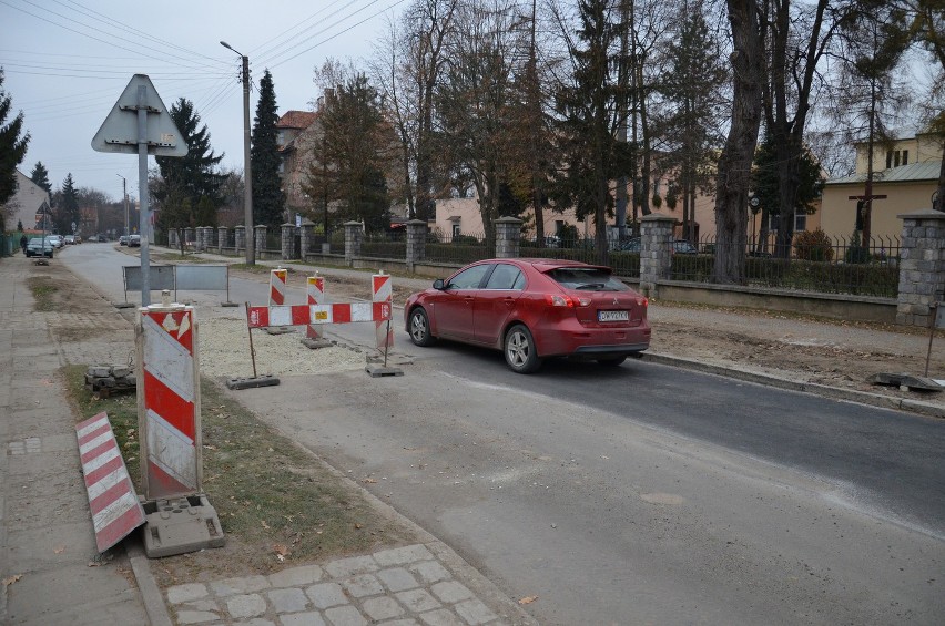Łatają jezdnię na ul. Osobowickiej. Zablokowany jeden pas (ZDJĘCIA)