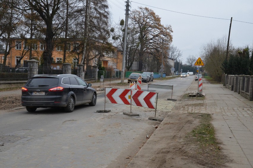 Łatają jezdnię na ul. Osobowickiej. Zablokowany jeden pas (ZDJĘCIA)