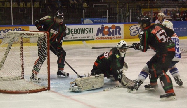 Roman Tvrdoń zdobywa pierwszą bramkę dla Aksam Unii. W czwartym meczu półfinału hokejowego play-off, rozegranym w Oświęcimiu, Unia pokonała GKS Tychy 4:2, doprowadzając do remisu (2:2) w rywalizacji toczonej do czterech zwycięstw.