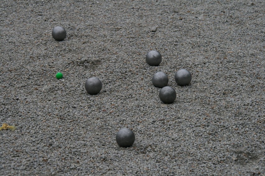 Metalowe kule, czyli bule mają być najbliżej kolorowej kulki, czyli ''świnki"