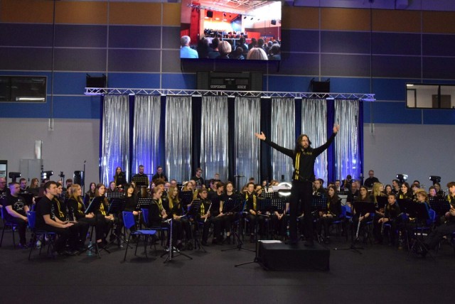 Jubileuszowy koncert Młodzieżowej Orkiestry Dętej "Elektryk" odbył się w hali widowiskowo-sportowej w Nowej Soli