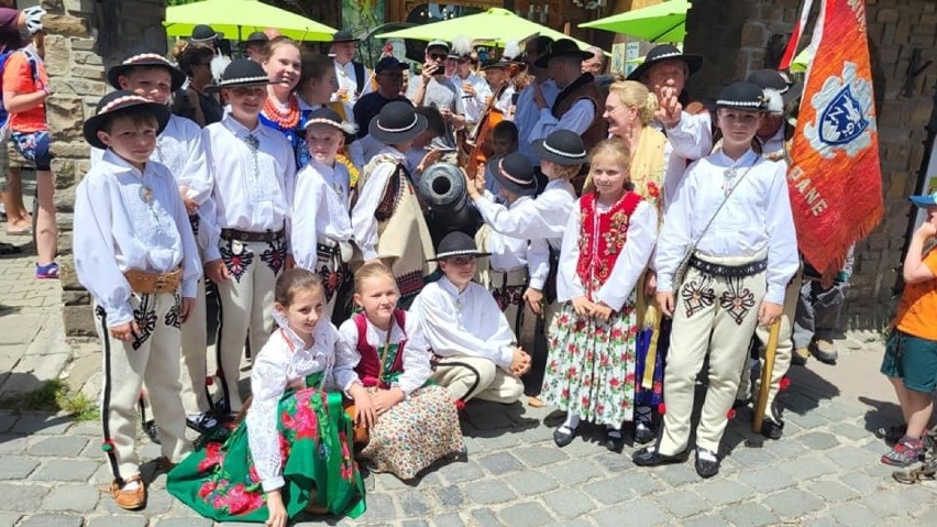 Zakopane. Mieszkańcy ulicy Strążyskiej świętowali. Był wystrzał z zabytkowej armaty i paradny przejazd z pytacami