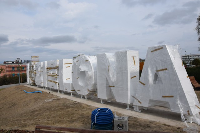 Na Winny Wzgórzu pojawił się już napis I love Zielona. Mieszkańcy zwracają uwagę, że Zielona to wieś w woj. mazowieckim, a my mieszkamy w Zielonej Górze. 

Zobacz również:Wieczorny spacer po winobraniowym deptaku


Na Winnym Wzgórzu zamontowano biały napis. Miała być Zielona Góra, a jest Zielona. Co wywołuje spore dyskusje wśród mieszkańców. Napis to zwycięski projekt z budżetu obywatelskiego. Pomysł zgłosił Paweł Maciejewski. Spodobał się mieszkańców, którzy na niego zagłosowali. Inicjator proponował, by taki napis stanął na placu Bohaterów. By każdy mógł się z nim sfotografować. 

Jak to się dzieje w innych miastach w Polsce czy w Europie. Jednak uznano, że taki napis nie pasuje w tym miejscu i szukano nowej lokalizacji. Mówiło się o Centrum Rekreacyjno-Sportowym i o Winnym Wzgórzu. Ostatecznie wybrano właśnie to drugie miejsce. 
-&nbsp;Napis jest OK, choć nie tym miejscu bym go postawił. Ludzie będą się fotografować, a co mamy z tyłu? Jakieś kawałki bloków widać, nic więcej. Ładniejsza panorama jest z drugiej strony - komentuje Tomek Kałuża. 
-&nbsp;Ja bym go postawił na dole, żeby Palmiarnię było widać i całe wzgórze - dodaje jego kolega Patryk Wąchalski. 
Pani Krystynie nie podoba się, że jest sama Zielona. Powinno być Zielona Góra. 

A jak Państwu się podoba? 

POLECAMY RÓWNIEŻ PAŃSTWA UWADZE:
Rowery miejskie są dewastowane - alarmują Czytelnicy: "Zero kultury"

