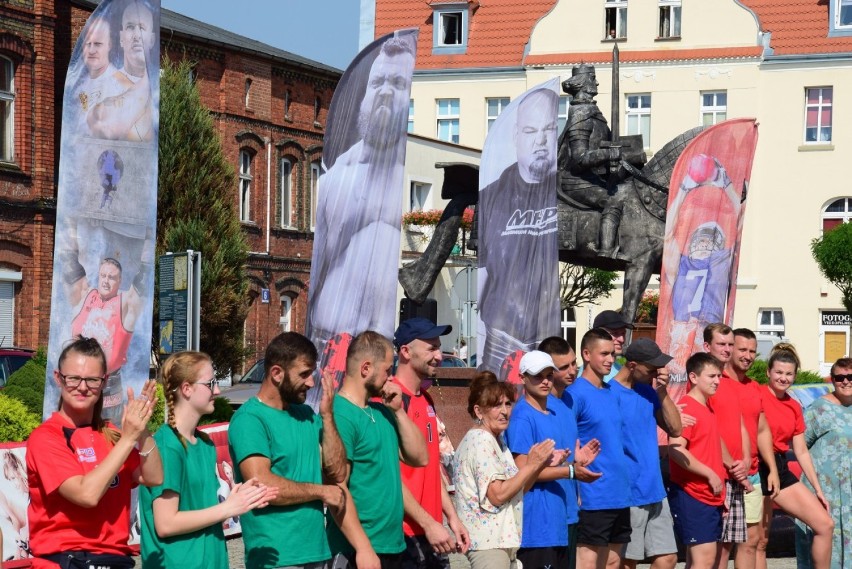 W Gniewkowie zawodnicy wspinali się, pokonywali trudne...