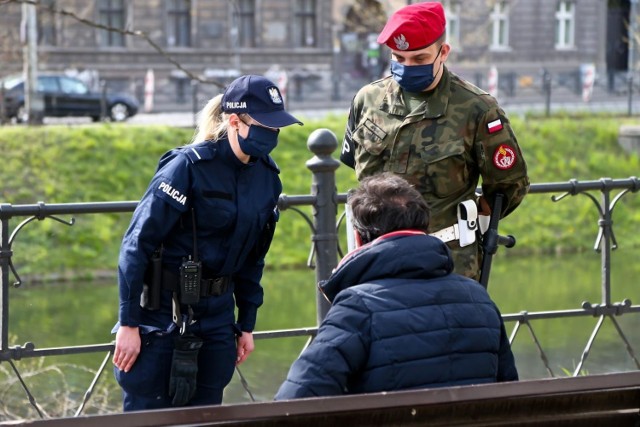 Od soboty, 10 października w całej Polsce ponownie będzie obowiązywał nakaz noszenia maseczek nie tylko w zamkniętych pomieszczeniach, ale także we wszystkich innych ogólnodostępnych miejscach. Co to oznacza w praktyce? Gdzie maseczki będą obowiązkowe, a gdzie będzie można je zdjąć? Kto jest zwolniony z obowiązku zasłaniania ust i nosa? Czy nadal można zastąpić maseczkę na przykład szalikiem?

Wszystkie zasady dotyczące maseczek przedstawiamy na kolejnych slajdach - zobacz, posługując się klawiszami strzałek, myszką lub gestami.