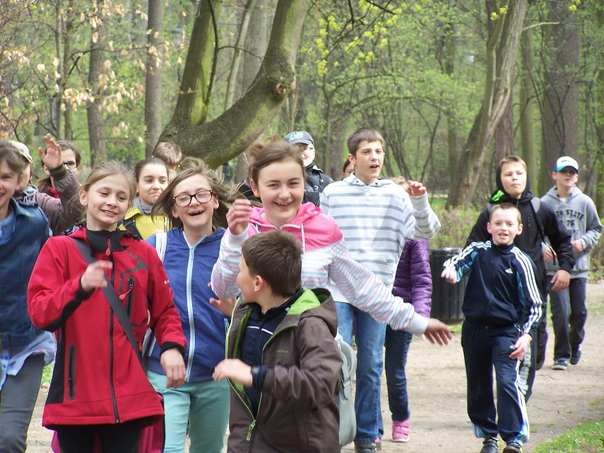 W SP nr 11 w Kaliszu rajdem uczcili Światowy Dzień Zdrowia i patrona szkoły. ZDJĘCIA