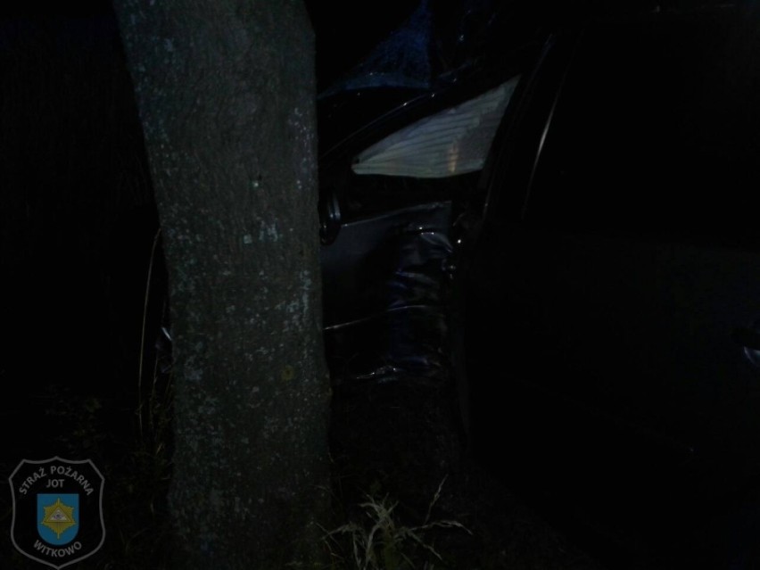 Wypadek na drodze do Skorzęcina. Samochód uderzył w drzewo 