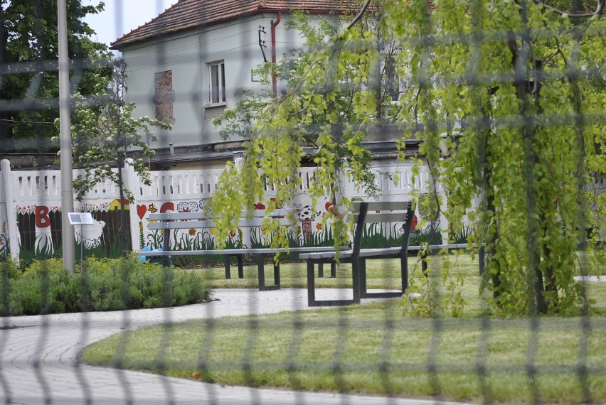 Zobacz jakie bajkowe postaci spotkasz na skwerku DOM przy krotoszyńskiej bibliotece [ZDJĘCIA + FILM]