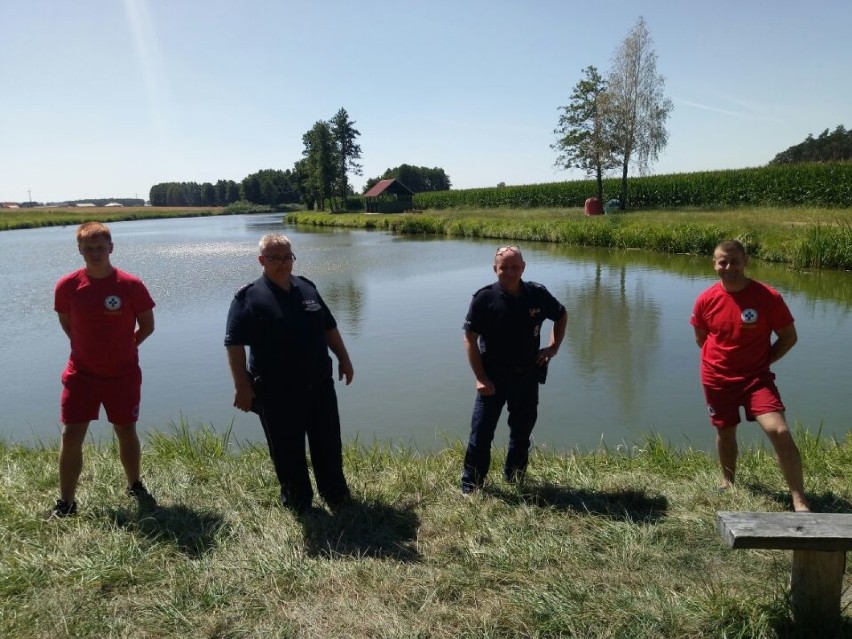 Ratownicy wodni z Oddziału Miejsko-Powiatowego WOPR w Pleszewie razem z dzielnicowymi z pleszewskiej komendy i posterunków policji kontrolują akweny wodne