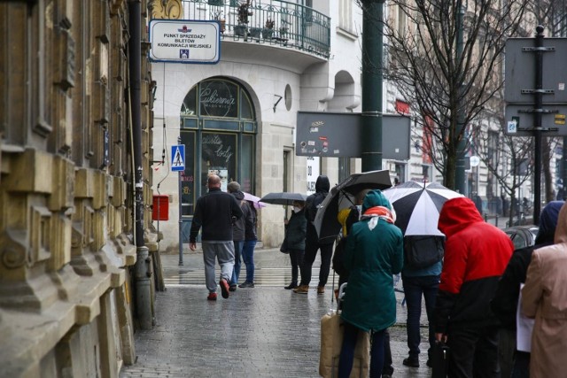 Do punktu sprzedaży biletów MPK przy ul. Podwale ustawiają się długie kolejki.