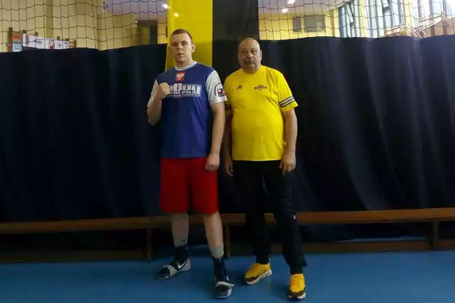 Wojciech Markowski z Sokoła Piła (z lewej) świetnie zaprezentował się w międzynarodowym meczu w Poznaniu. Z prawej Sławomir Nowicki, jego trener