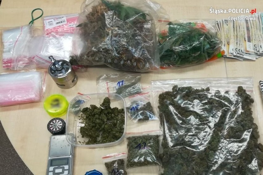 Częstochowa: 25-letni diler wpadł w ręce policji. Znaleziono marihuanę, amfetaminę, metamfetaminę i haszysz [ZDJĘCIA]