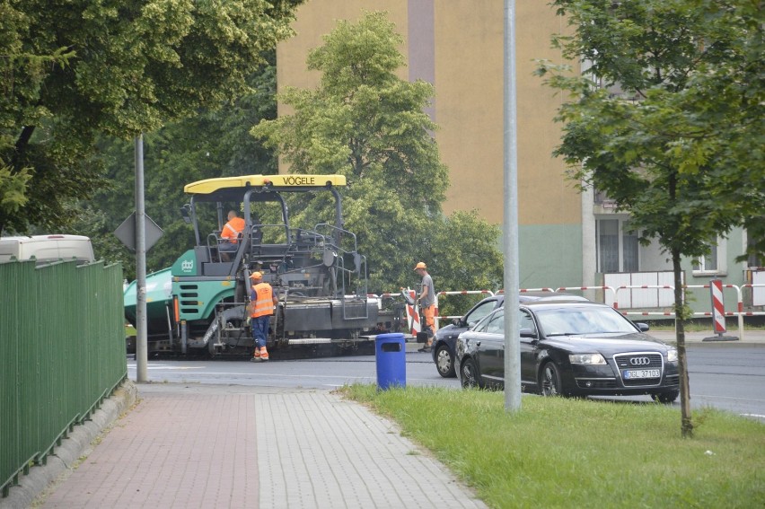 Głogów: Utrudnienia na Wojska Polskiego. Wylewają asfalt i robi się korek. ZDJĘCIA