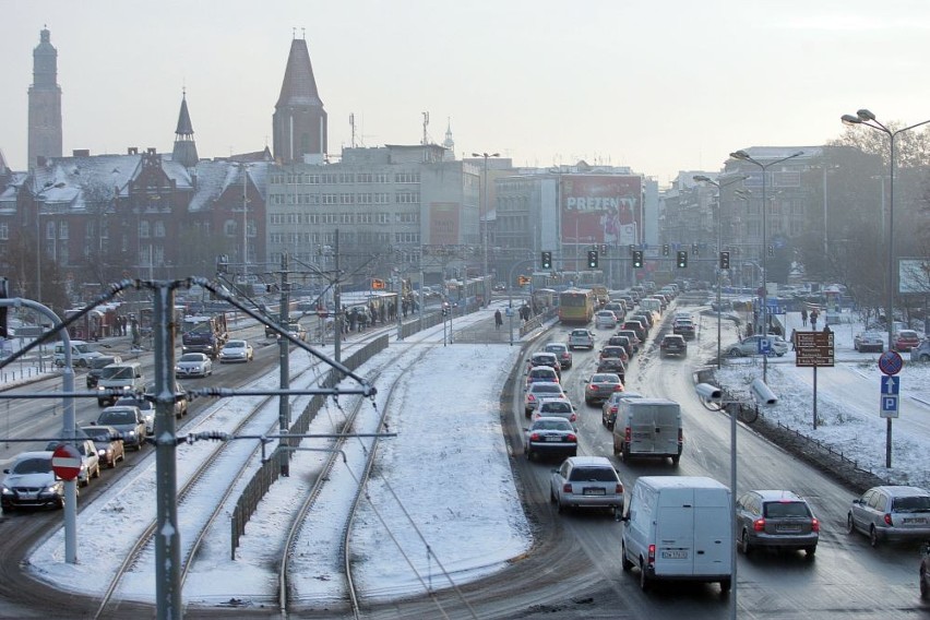 Wrocław: Atak zimy! 35 pługopiaskarek wyjechało na ulice (ZDJĘCIA)