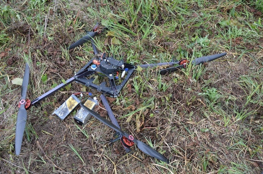 Nieudany przemyt dronem. Pogranicznicy z Dorohuska przeszkodzili w nielegalnym transporcie prawie 700 paczek papierosów (ZDJĘCIA)