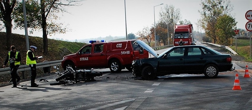 Wypadek w Czarlinie. Motocyklista trafił do szpitala przez błąd 56-latka [ZDJĘCIA]