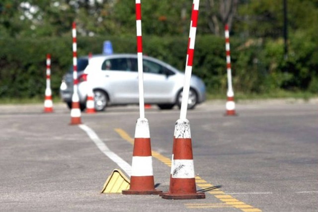 Trwa szturm na Wojewódzki Ośrodek Ruchu Drogowego w Lublinie. ...