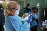 Szczepią medyków ze szpitala w Rybniku przeciwko koronawirusowi   AKTUALIZACJA
