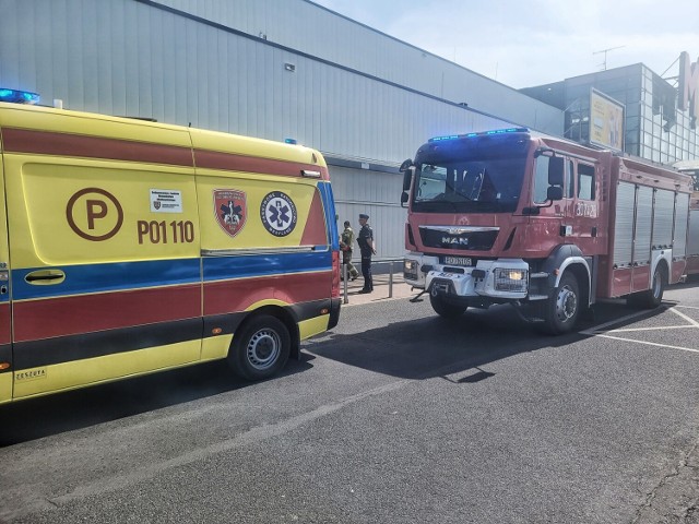 Na miejscu pracuje dziewięć zastępów straży pożarnej i policja. Nie doszło do pożaru, ale służby sprawdzają aktualny poziom zagrożenia. 