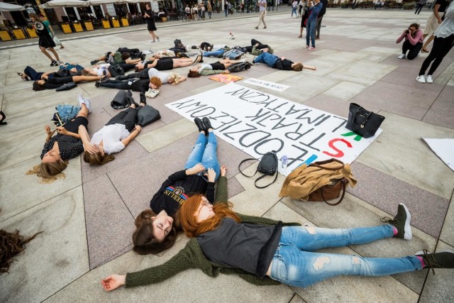 Wczoraj (2 września) na Starym Rynku z inicjatywy Młodzieżowego Strajku Klimatycznego odbył się protest „die-in”. W ten sposób młodzi ludzie starali się zwrócić uwagę na problem zmiany klimatu planety.

„Die-in” polega na  wspólnym położeniu się w publicznym miejscu. Ma to symulować masowe wymieranie. 

Uczestnicy protestu przekonują, że brak postępu w dbałości o środowisko może poskutkować całkowitą jego degradacją. Zauważają, że w szkołach jest to rzadko poruszany temat, a młodzi ludzie często nie zdają sobie sprawy z wagi problemu.
Nieruchome leżenie na ziemi jest symbolicznym zobrazowaniem czasów, które mogą nadejść, jeżeli zmiany będą postępować.

W Bydgoszczy jest to pierwszy taki protest. Zgodnie z zapowiedziami, kolejny odbędzie się w drugiej połowie września.