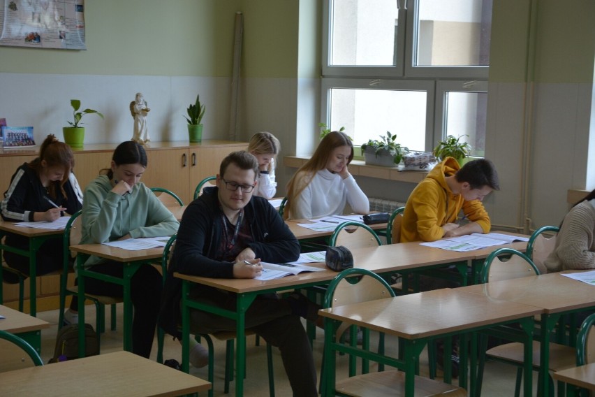 Próbna matura z języka polskiego. W Zespole Szkół w Staszowie pisało ją 40 uczniów 