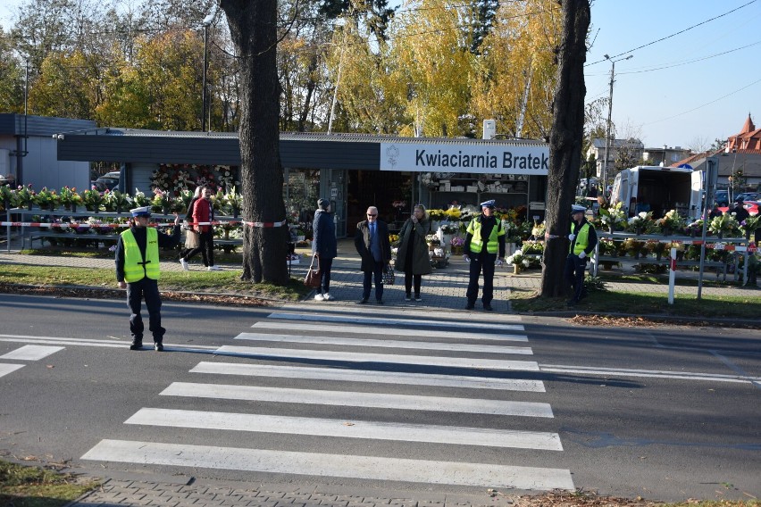 1 listopada policjanci kierowali ruchem przy wieluńskim...
