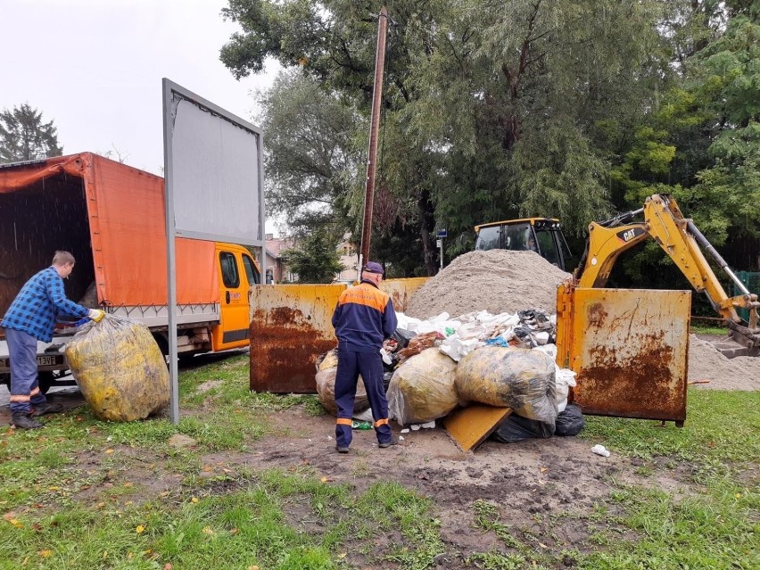 Kraków. Śmieciami powodzi nie zatamujesz. Kontenery z piaskiem potraktowano jak wysypisko