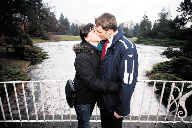 Monika i Michał Bliźniewscy w walentynki chcą powiesić swoją kłódkę na moście zakochanych.